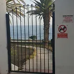 בית נופש House First Line Of The Sea *